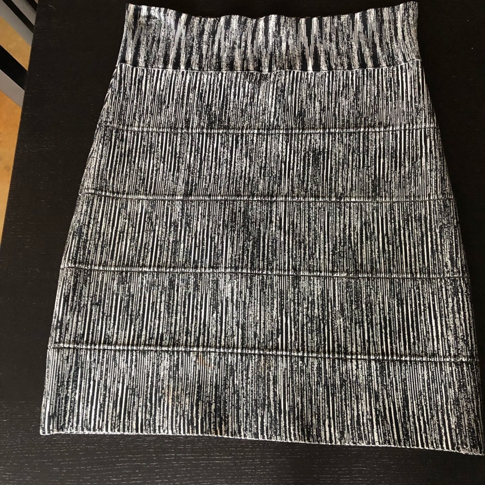 BCBGMAXAZRIA Black/white bandage stretch skirt M